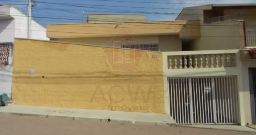 Casa com 2 dormitórios (1 com planejado), cozinha planejada, churrasqueira e 1 vaga coberta