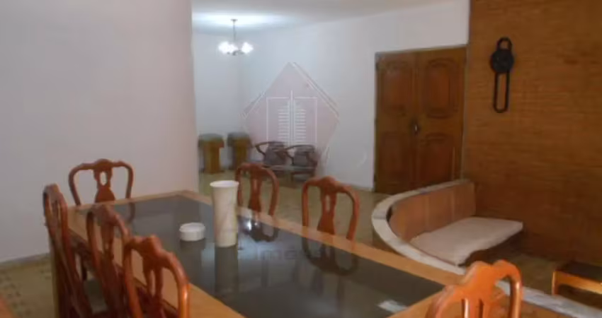 Casa térrea com 353m² com 4 quartos (1 suite/closet), cozinha planejada e churrasqueira