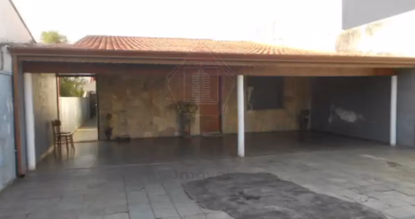Casa térrea com 3 quartos(1 suite), cozinha planejada, churrasqueira e 6 vagas de garagem