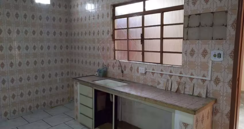 Casa com 2 quartos grandes, sala, cozinha e garagem coberta na vila joana