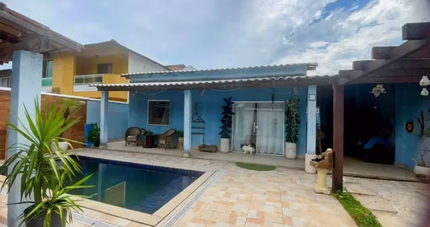 Linda casa linear em condomínio fechado composta por : ampla sala e cozinha integradas,03 dormitórios (sendo 01 suíte) banheiro social, lavanderia,varanda, garagem, espaço gourmet,lavabo,piscina e qui