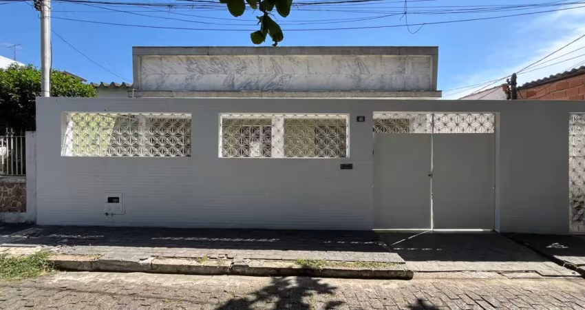 Duas casas em condomínio fechado no privilegiado centro de campo grande