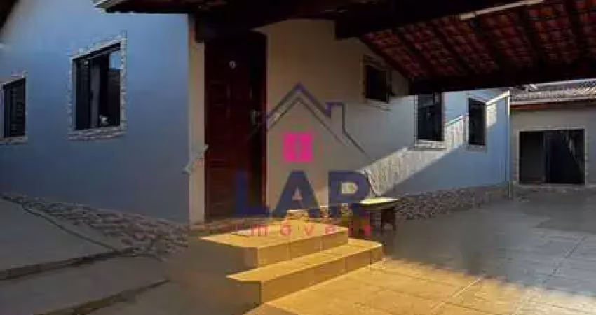 Vende-se excelente casa de alto padrão com localização privilegiada.