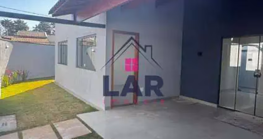 Vende-se bela casa com excelente localização e acabamento