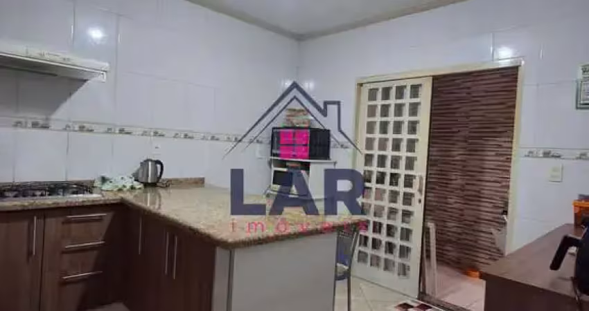 Linda casa de 3 quartos com área gourmet, armários planejados e excelente espaço