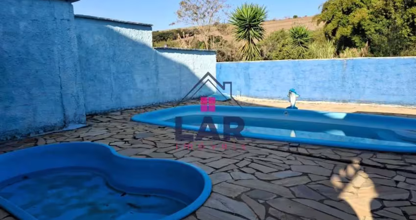 Chacara com 2 quartos sendo 1 suite, churrsqueira, com salao de festa e piscina