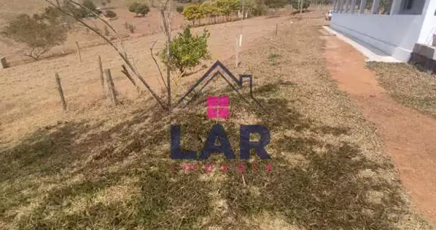 Vende-se sítio com excelente localização e topografia com 6.000 metros quadrados