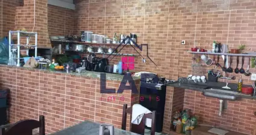 Vende-se casa com localização privilegiada  e com ótima disposição dos cômodos