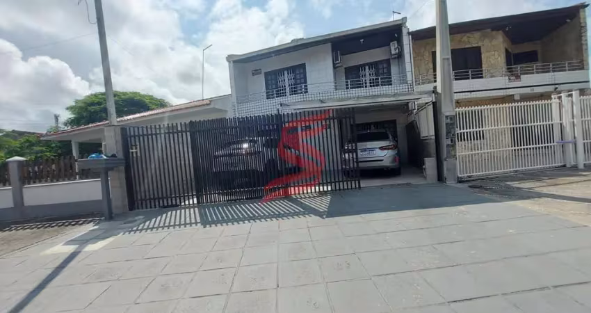 Sobrado em guaratuba com 3 quartos sendo uma suíte e piscina aquecida.