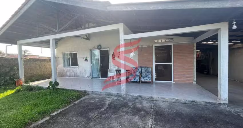 Casa em região de moradores com 03 quartos e amplo quintal.