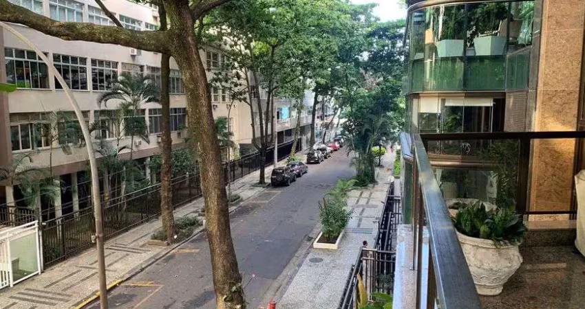 Fantástico 214m² na quadra da praia, melhor rua do leblon