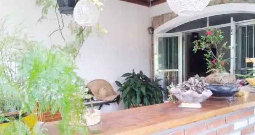 Sobrado à venda, 190 m², 4 quartos, 2 banheiros, 1 suíte