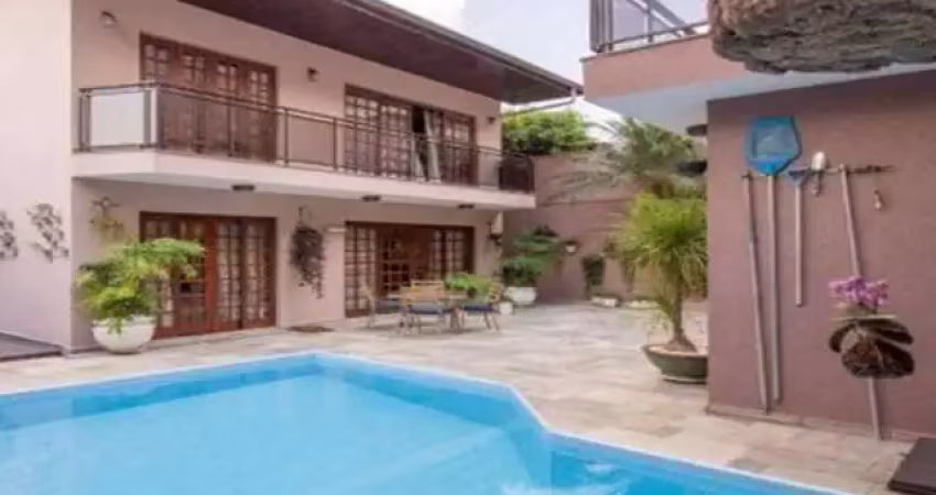 Sobrado à venda, 462 m², 4 quartos, 5 banheiros, 3 suítes