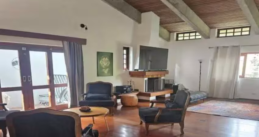 Sobrado à venda, 434 m², 4 quartos, 2 banheiros, 4 suítes