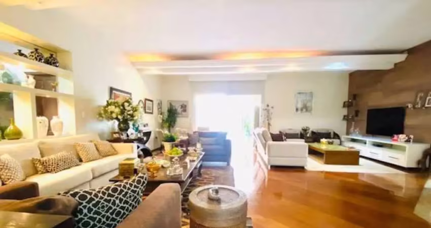 Sobrado à venda, 530 m², 4 quartos, 3 banheiros, 3 suítes