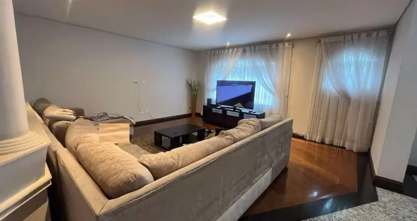 Sobrado à venda, 943 m², 4 quartos, 3 banheiros, 4 suítes