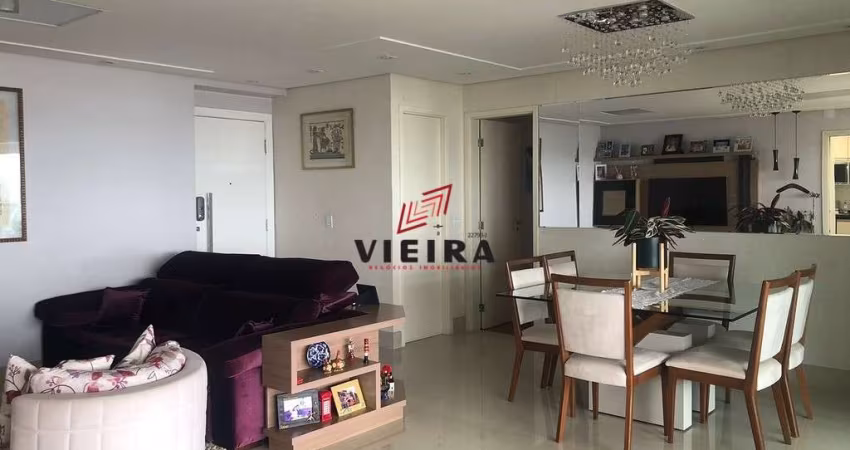 Andar alto, varanda grande, repleto de armários!!!