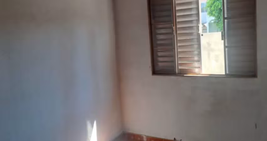 Casa geisel, com otima localização, proximo as principais avenidas , e amplo comercio.