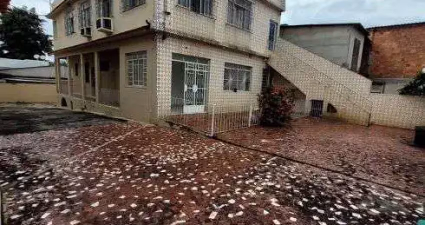 Casa linear de fundos com 2 quartos / quintal e vaga compartilhados