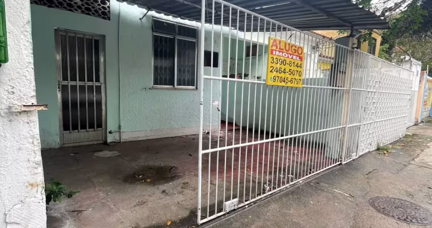 Casa térrea independente frente de rua com garagem e entrada lateral