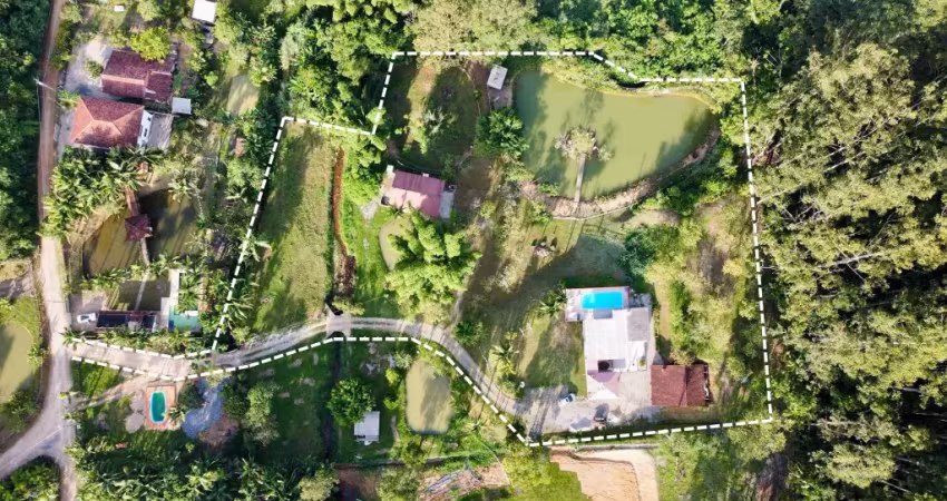 Sítio com 9.100m ² em tijucas com riacho/lago/baia de cavalos e tudo mais você encontra neste lindo lugar