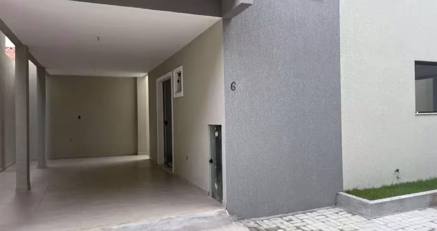 Ipitanga, casa em condomínio, com 3 suites e duas vagas de garagem.