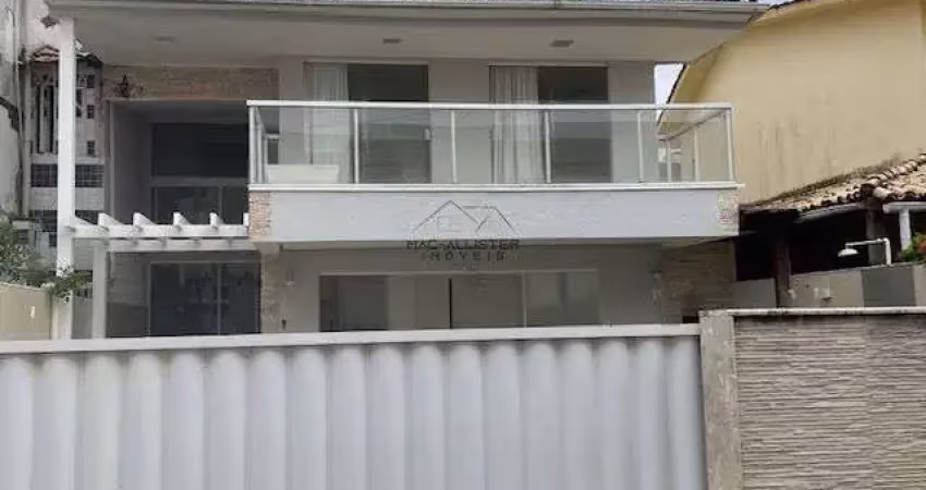 Praias do flamengo casa tríplex em condomínio c/infraestrutura a 150 m da praia
