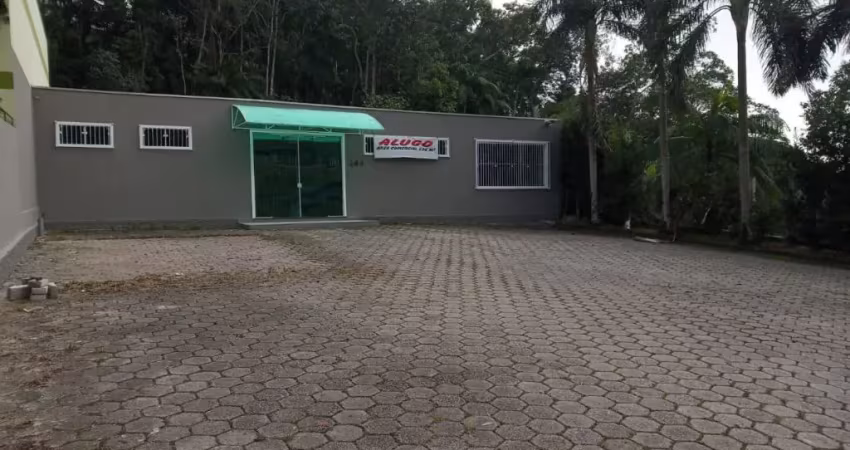 Alugo galpão com 220m² e estacionamento no belchior central em gaspar
