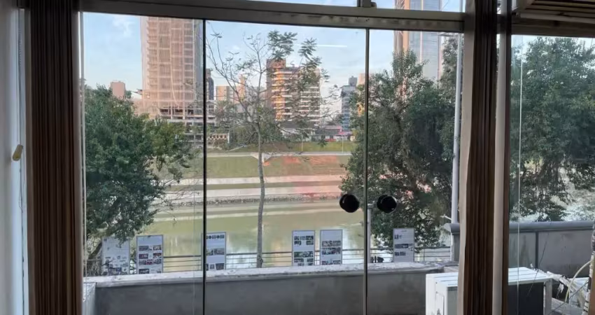 Alugo sala comercial de 44m² com ótima iluminação - centro de blumenau