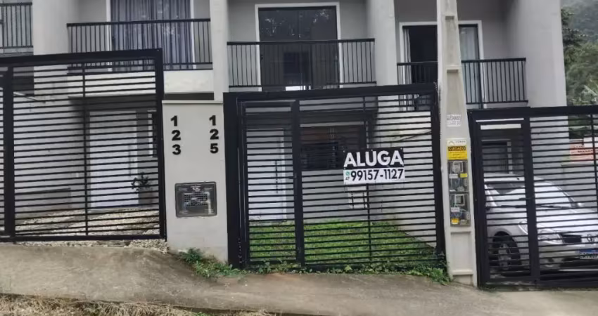 Alugo sobrado com 02 dormitórios e 02 banheiros - no bairro agua verde