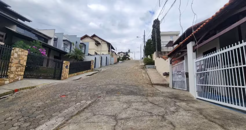Alugo casa ampla - com dois andares e terreno amplo - no bairro da itoupava norte