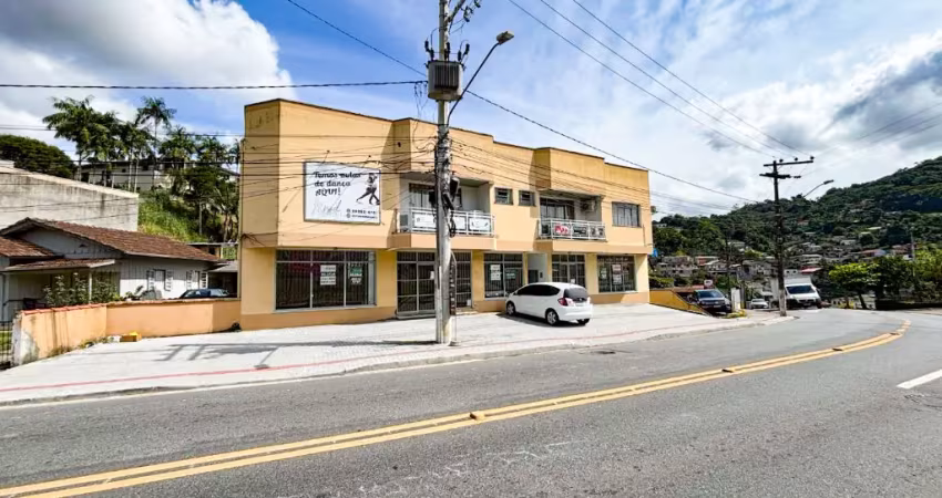 Alugo sala comercial com vitrine e 58m² - no bairro água verde
