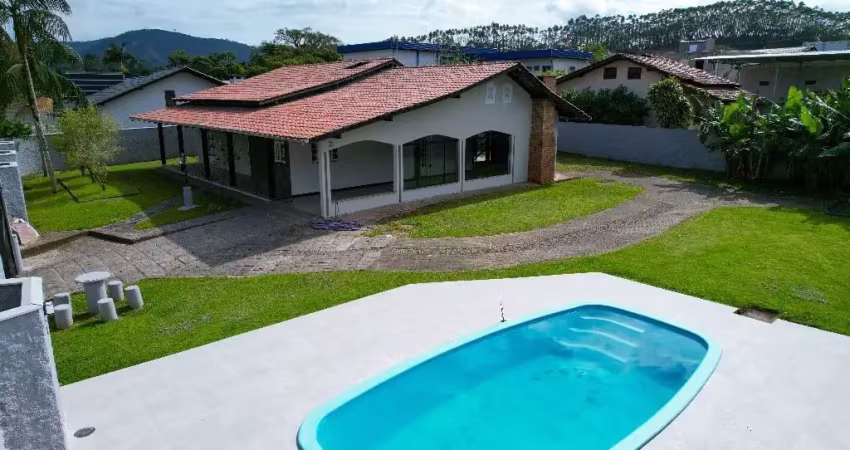 Vendo linda casa com 03 quartos e piscina, cidade de ascurra