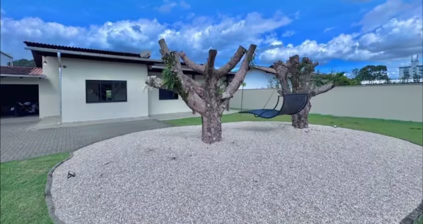 Alugo casa térrea com piscina e pronta para morar! - na itoupava central
