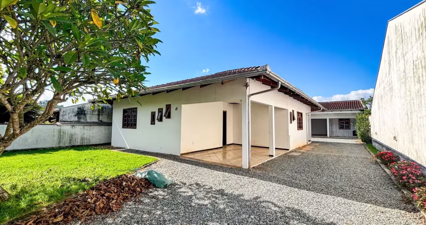 Alugo ampla casa térrea com 03 quartos, bairro itoupavazinha