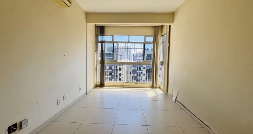 Pertinho da praia do boqueirão, bairro nobre de santos, apto de 1 dorm, amplo, prédio com elevador e garagem.