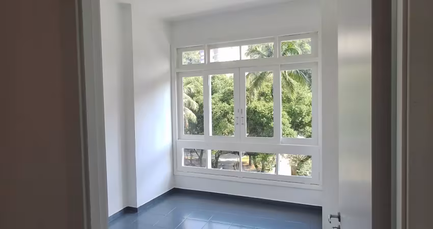 2 dormitórios a uma quadra da praia, no bairro biquinha em são vicente sem vaga.