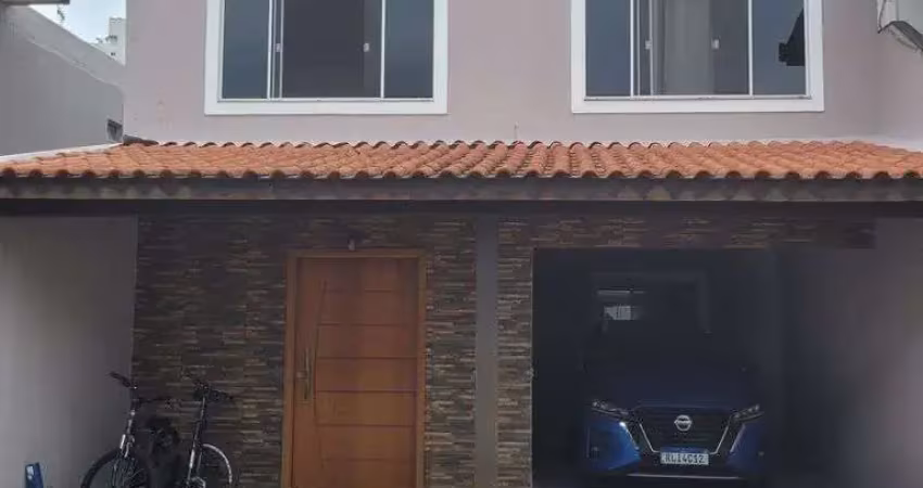 Oportunidade! casa a venda em condomínio fechado no centro de balneário