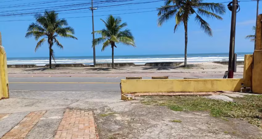 Alugo definitivo perto do centro e de frente ao mar