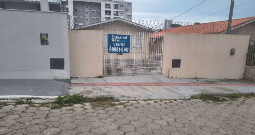 Casa com Terreno de 360m2 em Capoeiras