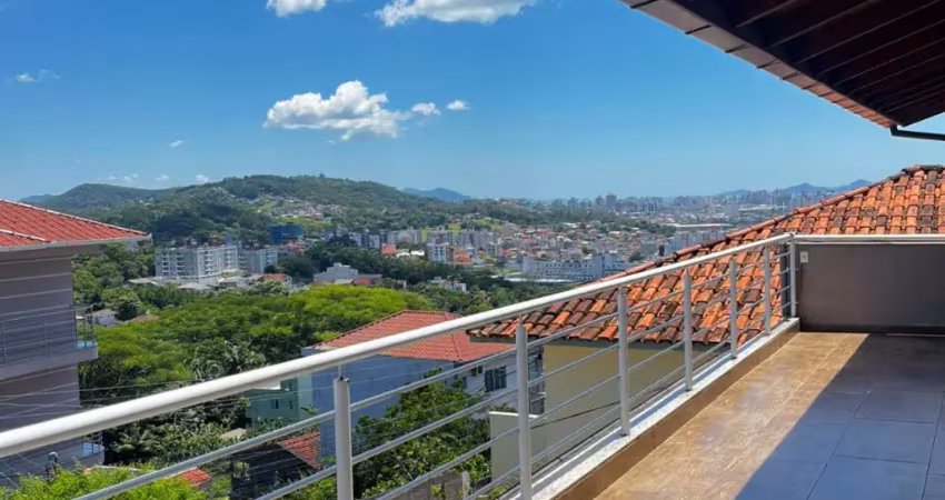 Bela Casa 4 Dormitórios próxima ao Centro Histórico de São José