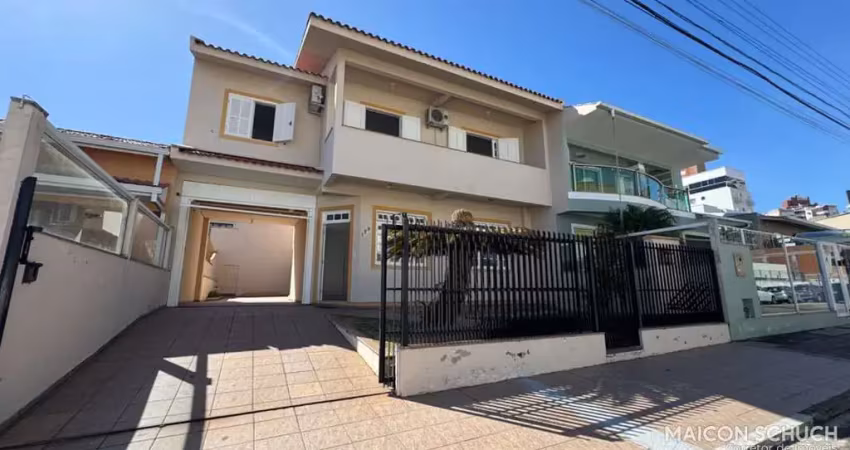 Casa 5 dormitórios sendo 1 suíte, estreito (balneário) florianópolis/sc.