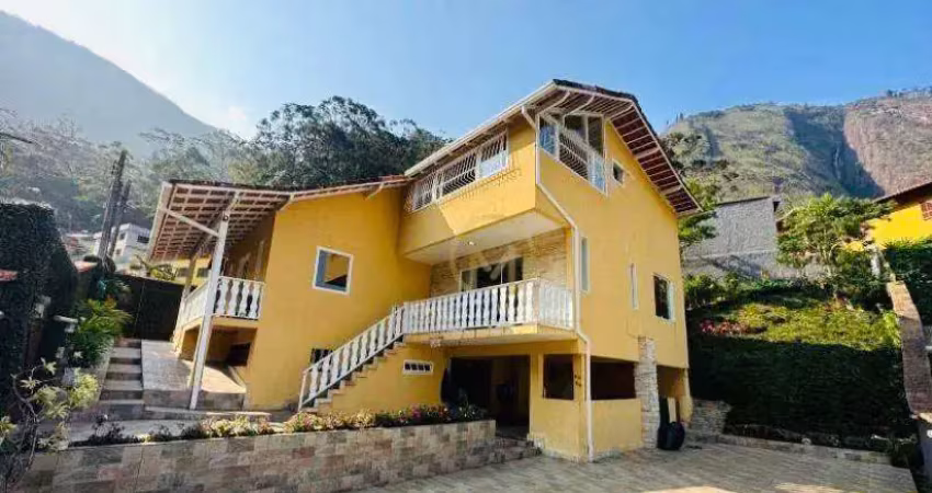 Encanto, conforto e privacidade em um só lugar!  este belíssimo imóvel está localizado em um terreno amplo de 700m², oferecendo um espaço generoso e e
