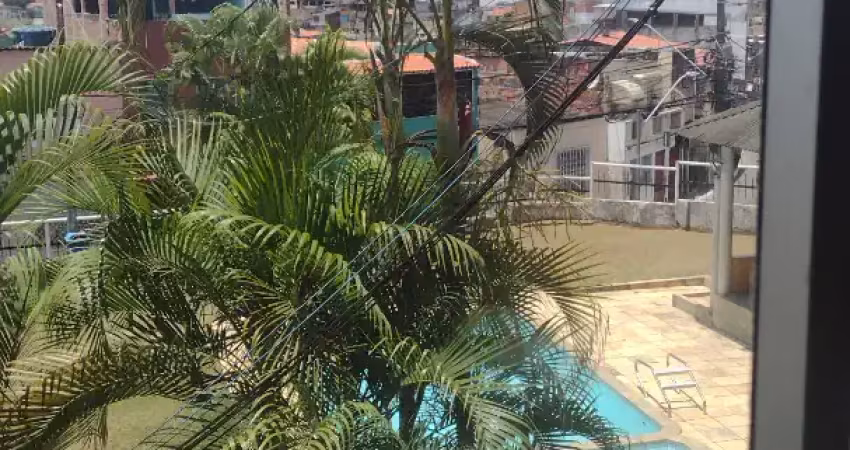 Alugo um ótimo apartamento de dois quartos no condomínio mirante do vale, rua principal de cosme de farias