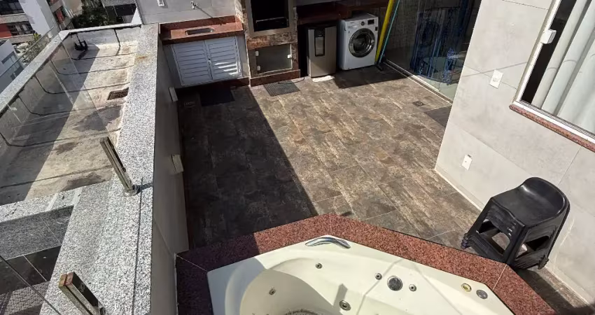 Excelente cobertura a 1 minuto da praia do forte entrando para venda!