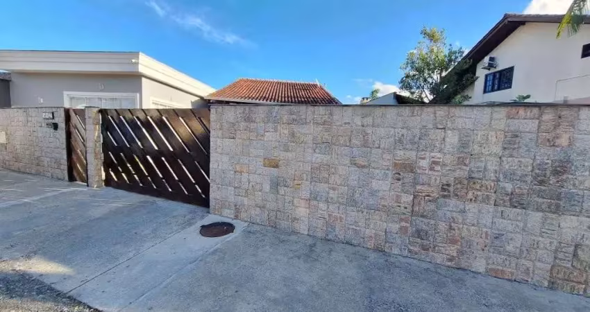 Casa com 3 quartos para alugar na Rua Ponta Grossa, 204, Boa Vista, Joinville