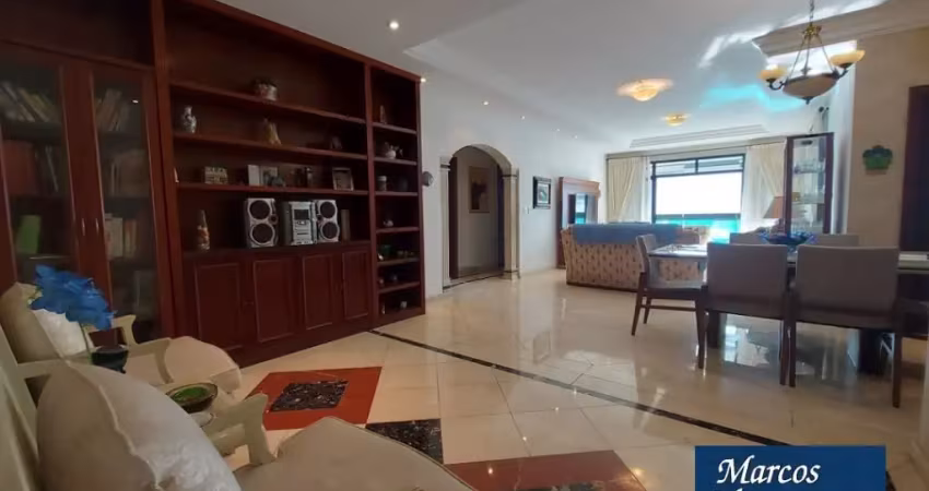 Apartamento próximo à praia (com vista para o mar) com 3 dormitórios e 2 garagens