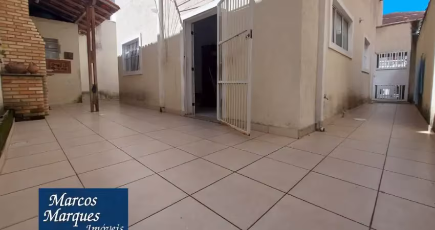 Casa com quintal isolada dos dois lados com garagem para 3 carros no campo grande