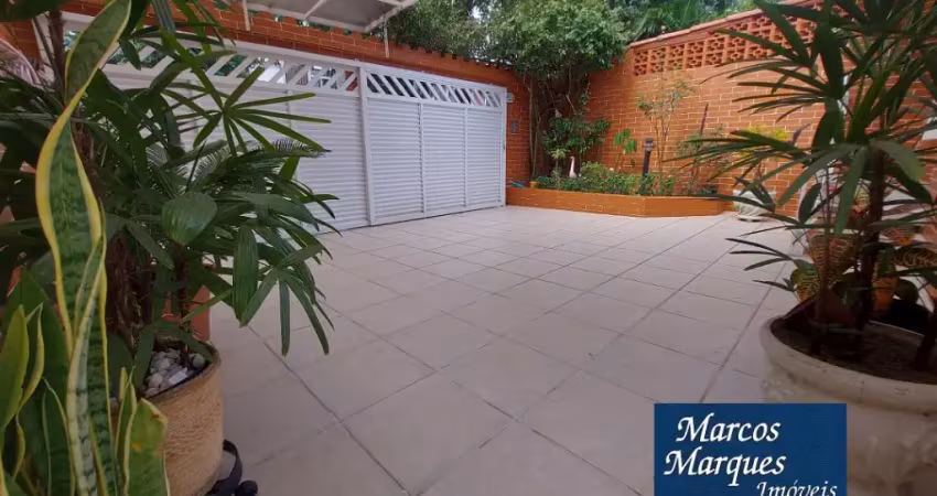 Casa térrea com quintal e edícula isolada de um lado com garagem para 2 automóveis