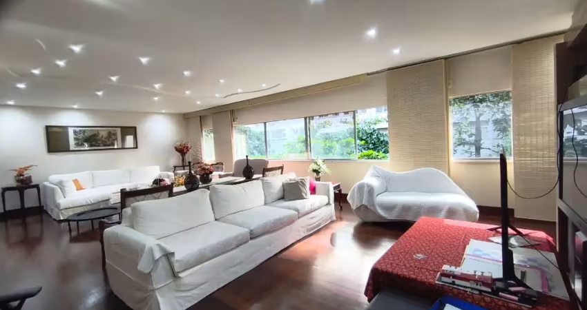 Duplex como poucos, cada ambiente é separado por completo no primeiro pavimento social e serviço o segundo privacidade intima